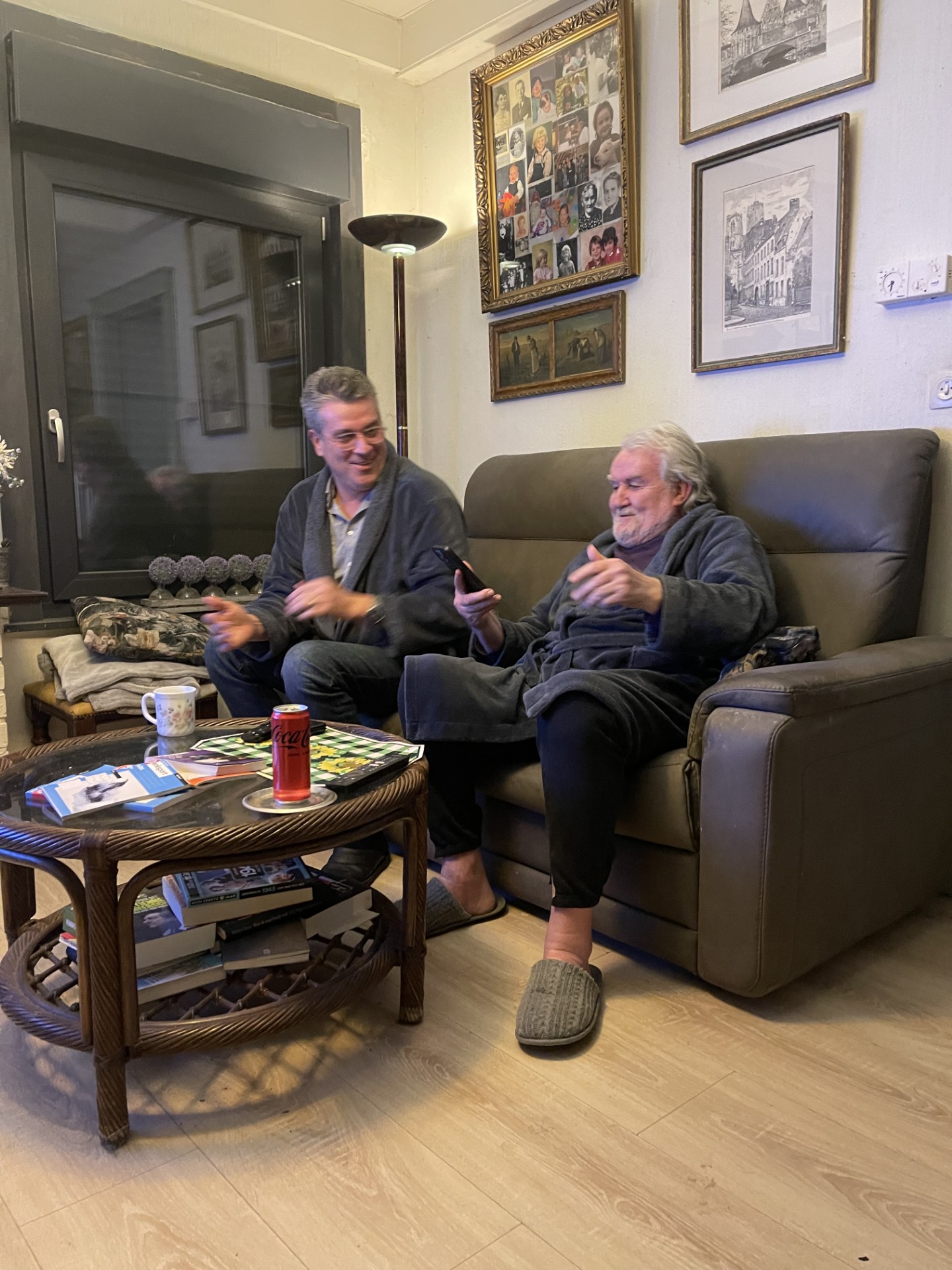 Oprichter Ivan Dhooge met zijn zoon en opvolger Peter Dhooge in hun badjas kijkend naar DobbitTv